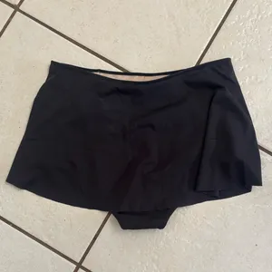 Large Kortni Jeane solid black high-waisted vintage-inspired skirted swim bottoms thumbnail 2