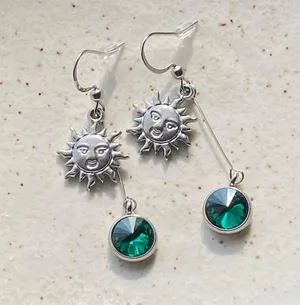 stainless steel sun & green glass beads boho retro vintage style dangle earrings🌞💚 thumbnail 6