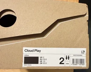 On Cloud Play Youth 2 pre-owned Black - please see pic left shoe appears to have stitching knicked and can see wear on bottom thumbnail 6