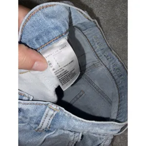 American Eagle Mom Short Cuffed Light Wash Size 0 thumbnail 5