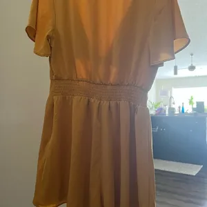 Chic Gold Romper Size M thumbnail 2