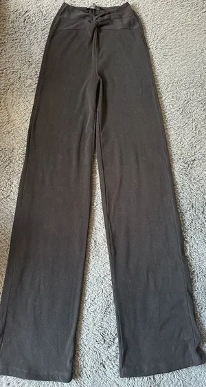 White Fox straight leg leggings, black XS with twist waist thumbnail 1