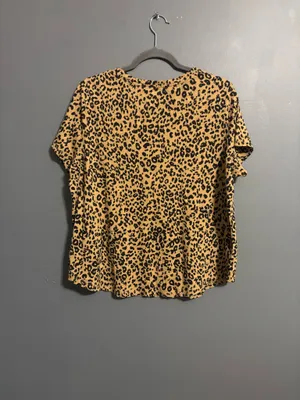 Old navy “everywhere” animal print brown v-neck tee size XL thumbnail 4