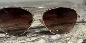 Chic Gold Aviator Sunglasses thumbnail 1