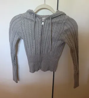 Charlotte Russe Long sleeve sweater thumbnail 1
