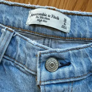 Abercrombie & Fitch Pleated High Rise 80s Mom Jean Size 28 Short thumbnail 8