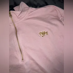 Nike Sportswear Femme Quarter-Zip Sweater Size Medium in Pink/Gold thumbnail 7