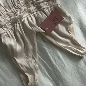 NWT Storia Champagne Plunge Neck Silky Top‎ thumbnail 3