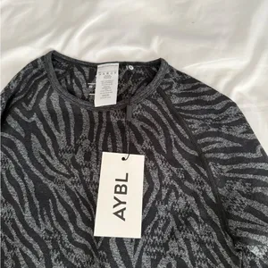 AYBL Workout Full Sleeve Crop Top NWT thumbnail 3