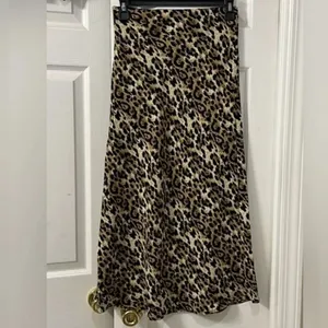 Oat New York Leopard Print Sateeny Midi Skirt(Size XS) thumbnail 3