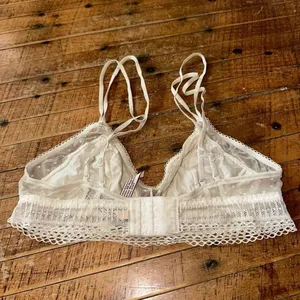 Victoria’s Secret M cream lace wireless sexy bralette thumbnail 2