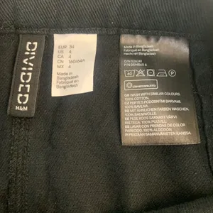 H&M Divided Women's Size 4 Black‎ Denim Mini Skirt Front Zip A-Line High Waisted thumbnail 5