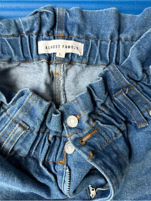 Almost Famous women Faded Blue Relaxed Jeans thumbnail 3