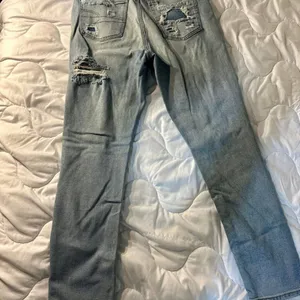 Light Wash American Eagle Jeans Size 4 Regular Inseam 26 inches straight thumbnail 2