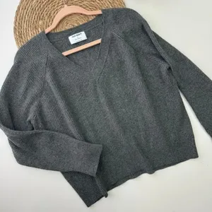 Old Navy NWT Gray V-Neck Knit Long‎ Sleeve Sweater Top Size Medium thumbnail 2