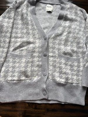 Abercrombie & Fitch Light Gray and White Houndstooth Vneck Cardigan thumbnail 1