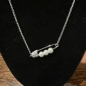 Safety Pin Pearl Necklace – Functional Pin Opens Silver thumbnail 4