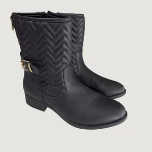 3202 | ShoeDazzle Sandi Quilted Moto Ankle Boots Black Women 9 thumbnail 2