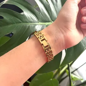 Gold vintage style timeless gold watch thumbnail 5