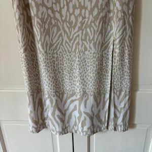Chico’s Size 2 White‎ Tan Animal Print Maxi Skirt Slit Pull On Chicos Size Large thumbnail 3