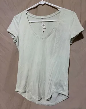 Lululemon T-shirt thumbnail 1
