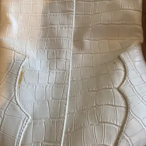 Elegant Cream Knee thumbnail 6