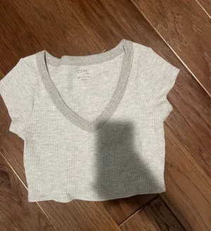 PacSun Grey V-Neck Crop Top thumbnail 1
