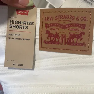 NWT Levi’s white high rise slim through hip shorts thumbnail 9
