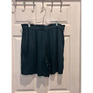 Maurices Dark Green Paperbag Waist‎ Shorts Women 16W Rayon Tie Pocket Resortwear thumbnail 4