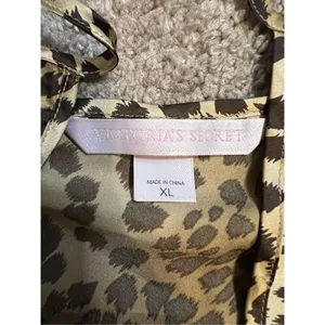 Victoria's Secret Women’s Satin Animal Print Top. Size XL thumbnail 5
