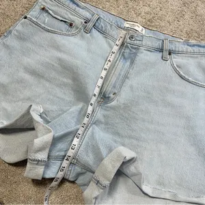 Abercrombie & Fitch Curve Love The Dad Short High Rise Cuff Hem Light Wash 34/18 thumbnail 14