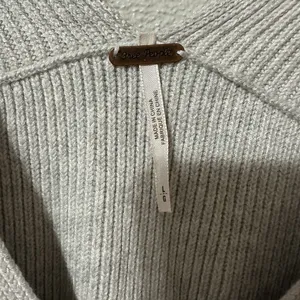Free People‎ Light Grey Ribbed V- Neck Sweater Cashmere Blend Size Large thumbnail 4