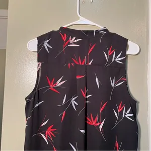 Ann Taylor Women's Size Medium Sleeveless Button Down Blouse Black Red Floral thumbnail 7
