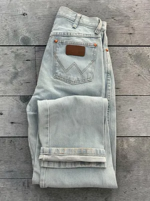Vintage Wrangler Women's Light Wash Straight Leg Jeans - Pale Blue thumbnail 2