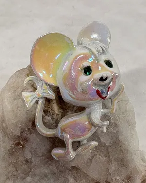 Vintage Iridescent Pearlescent Mouse Brooch Pin Green Rhinestone Eyes‎ Bow Tail thumbnail 1
