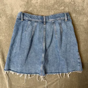 Free People We The Free Blue Denim Mini Skirt Pleated Raw Hem Size 27‎ BOHO thumbnail 3