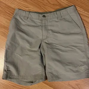 The North Face shorts‎ Size 4 thumbnail 1