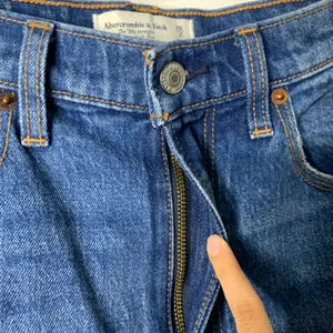 Abercrombie 26/2 Curve Love 90s Straight Ultra High Rise Jeans thumbnail 2