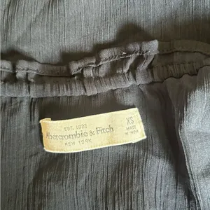 Abercrombie & Fitch Sheer Ruffle Button Blouse Size XS Navy thumbnail 2