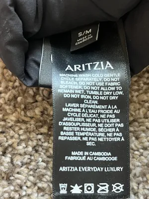 Aritzia Superpuff Mitten Climatte Black Excellent Condition Size Small/Medium thumbnail 4