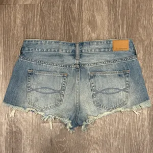 2010s‎ Abercrombie & Fitch Low Rise Distressed Denim Micro Shorts Light Wash 2 thumbnail 2