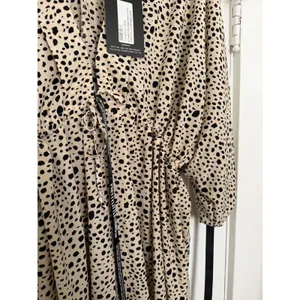 PrettyLittleThing Stone Dalmatian Tie Waist Batwing Sleeve Maxi Dress USA 6 NWT thumbnail 3
