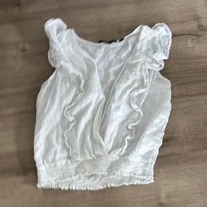 White Ruffled Women's Top Size L thumbnail 1