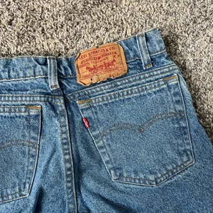 Levi’s Mid Wash High Rise Denim Mom Jean thumbnail 8