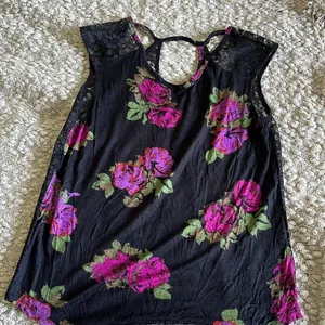 ‎Kirra XS Top. Black Floral thumbnail 1
