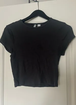 H&M Black Ribbed Crewneck Crop Top thumbnail 1
