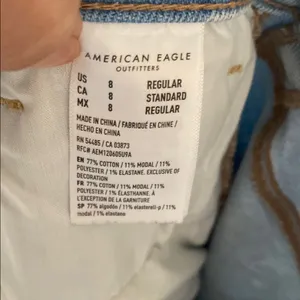 American Eagle Super Light Wash Distressed Mom Jeans Size 8 thumbnail 7
