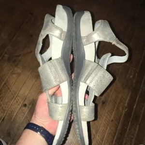 Vionic metallic silver arch support strappy sandals size 8 thumbnail 2