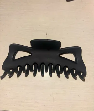 Boutique Black Claw Clip thumbnail 2