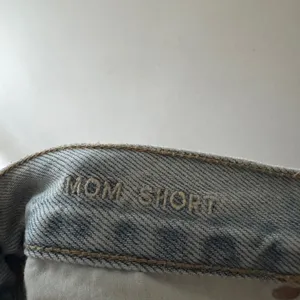 American Eagle Light Wash Distressed Mom Jean Shorts Size 4‎ thumbnail 4